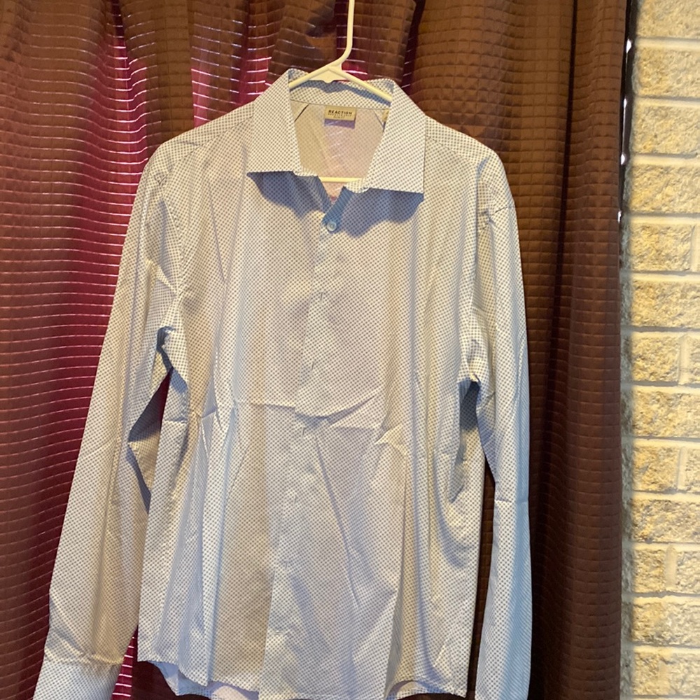 Excellent dress shirt for those that have to dress in business attire everyday.
